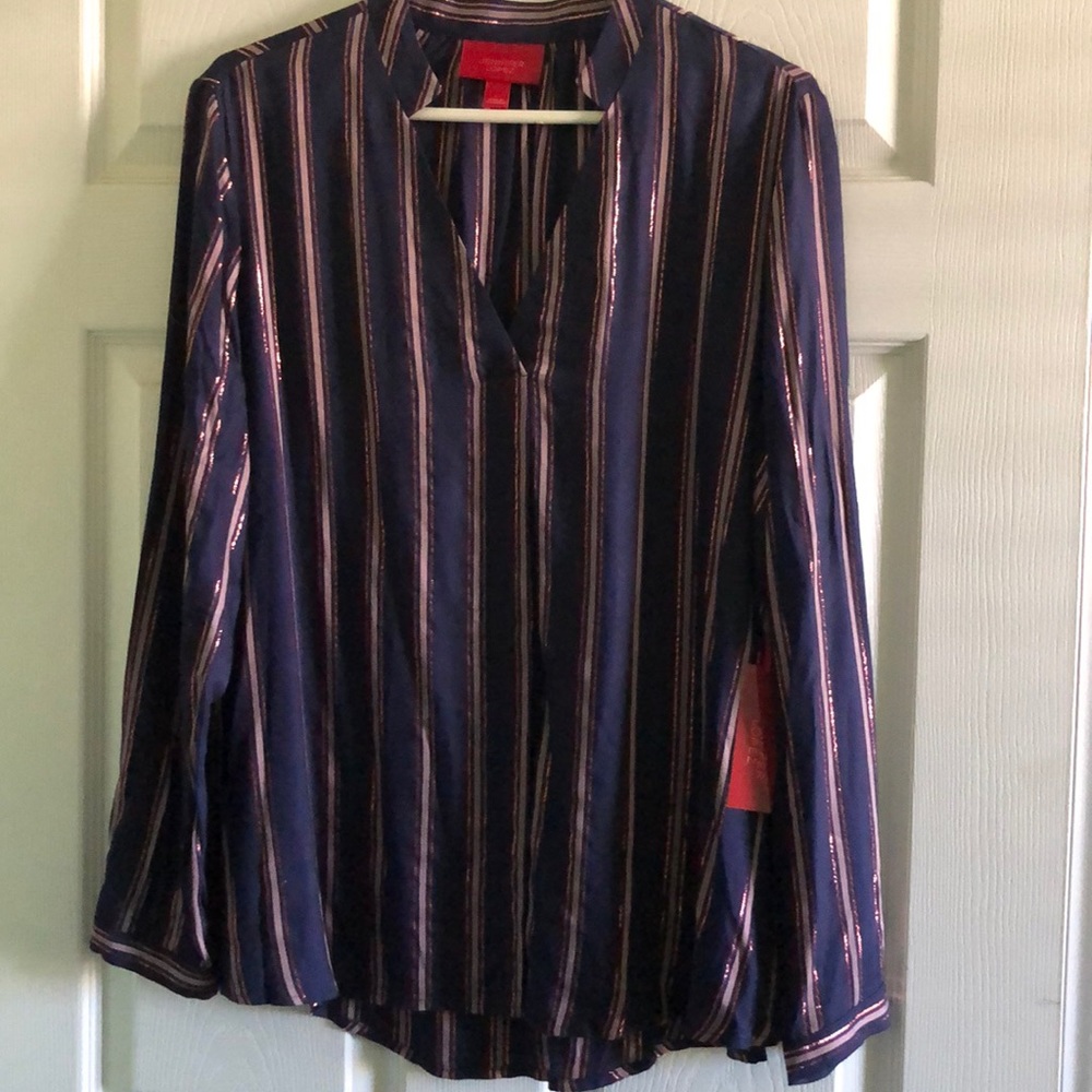 Long sleeved blouse.Open collar button sleeve